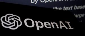 Das Logo von Open AI neben einer Antwort vom KI-Chatbot ChatGPT.