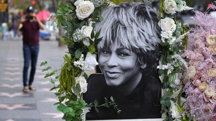 Ein Porträt der verstorbenen Sängerin Tina Turner auf dem Hollywood Walk of Fame in Los Angeles