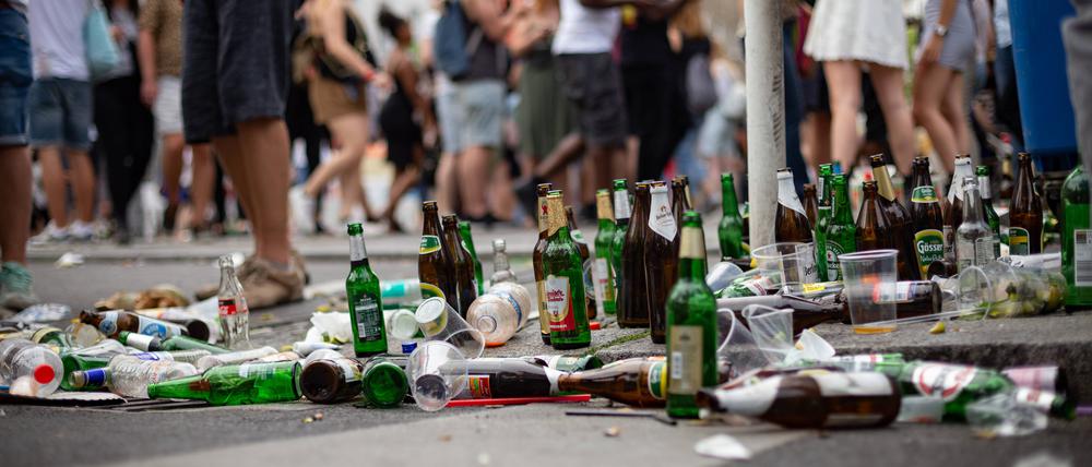Tonnenweise Altglas und Müll bleiben zurück, wenn Hunderttausende den Karneval der Kulturen in Berlin-Kreuzberg feiern.
