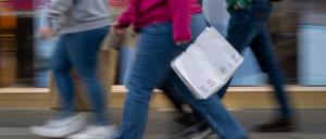 Menschen mit vollen Einkaufstaschen.