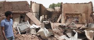 Ein Mann geht im Sudan an einem Haus vorbei, das bei den jüngsten Kämpfen getroffen wurde.