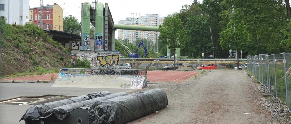 Kein Kicken mehr möglich: Der Bolzplatz am Nöldnerplatz wird als Abstellfläche von der Bahn verwendet.