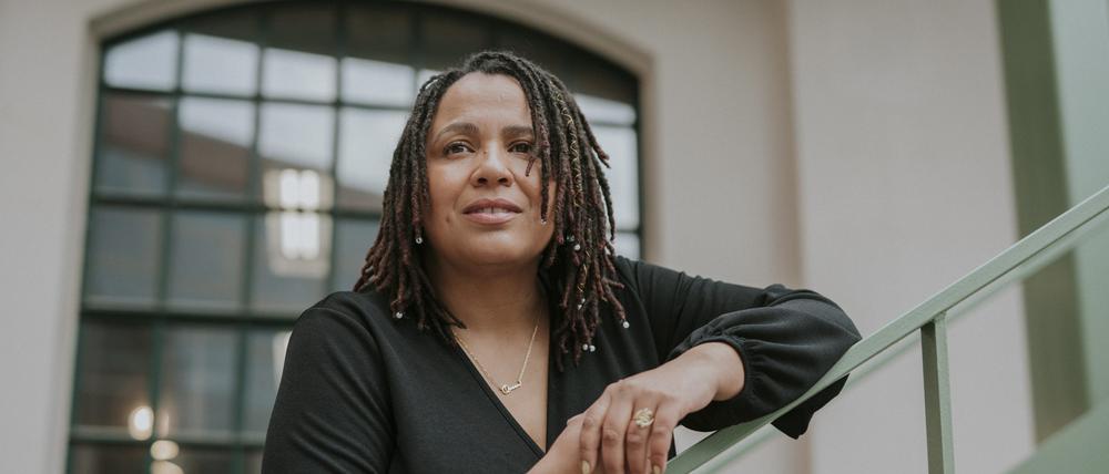 Tupoka Ogette (* 1980 in Leipzig) ist eine deutsche Autorin und Vermittlerin für Rassismuskritik.