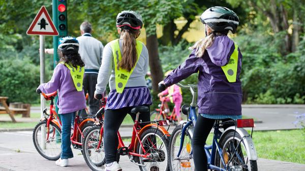 Kinder üben auf dem Verkehrsübungsplatz einer Berliner Verkehrsschule.