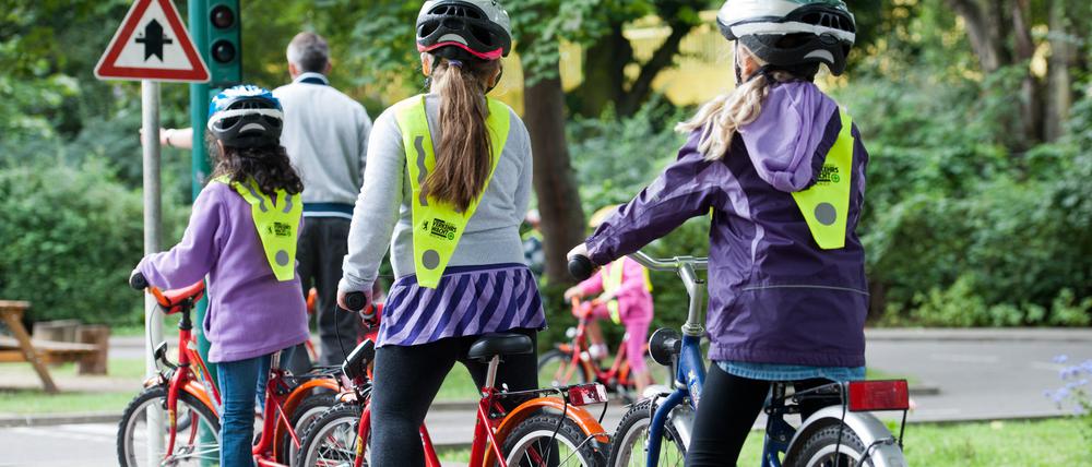 Kinder üben auf dem Verkehrsübungsplatz einer Berliner Verkehrsschule.