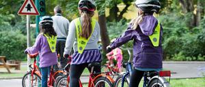 Kinder üben auf dem Verkehrsübungsplatz einer Berliner Verkehrsschule.