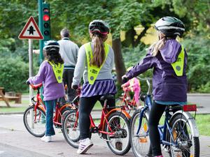 Kinder üben auf dem Verkehrsübungsplatz einer Berliner Verkehrsschule.