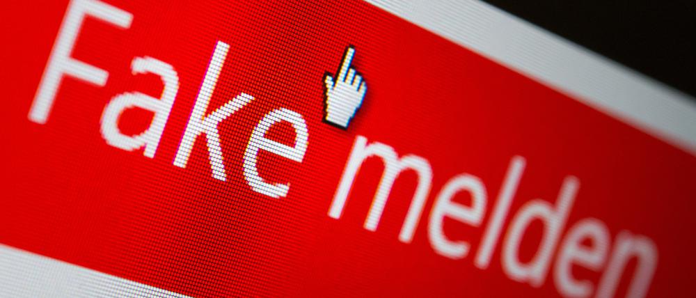 „Fake melden“: Ein Mauszeiger ist am 01.12.2016 auf einem Computermonitor auf einem Button zu sehen, mit dem man eine gefälschte Nachricht melden kann. 