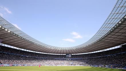 Blau-weißer Himmel über dem Olympiastadion. Die Stimmung rund um Hertha BSC ist nach dem Abstieg nicht so heiter.