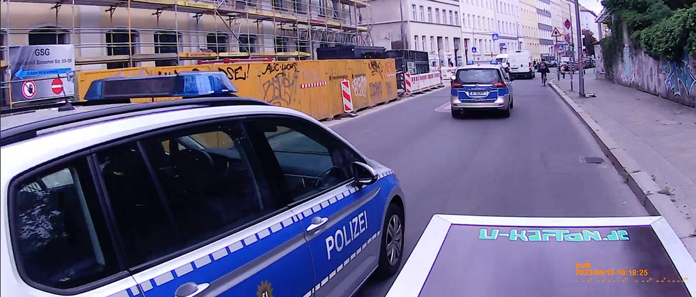 Auch die zweite Streife überholt ohne vorgeschriebenen Abstand.