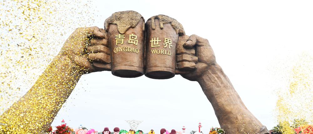 China grüßt die Welt. Das Portal zum großen Bierfest in Qingdao 2021, das in Sachen Trinkfreudigkeit mit dem Münchner Oktoberfest durchaus mit halten kann. 