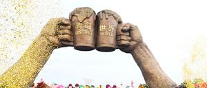 China grüßt die Welt. Das Portal zum großen Bierfest in Qingdao 2021, das in Sachen Trinkfreudigkeit mit dem Münchner Oktoberfest durchaus mit halten kann. 