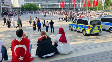 Wähler haben sich vor der Grugahalle in Essen eingefunden, um ihre Stimme für die Stichwahl um das türkische Präsidentenamt abzugeben. Bis zum 24. Mai sind die 1,5 Millionen Wahlberechtigten hierzulande dazu aufgerufen, sich an den Urnen zwischen dem amtierenden Präsidenten Erdogan und seinem Herausforderer Kilicdaroglu von der CHP zu entscheiden. 