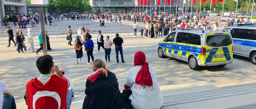 Wähler haben sich vor der Grugahalle in Essen eingefunden, um ihre Stimme für die Stichwahl um das türkische Präsidentenamt abzugeben. Bis zum 24. Mai sind die 1,5 Millionen Wahlberechtigten hierzulande dazu aufgerufen, sich an den Urnen zwischen dem amtierenden Präsidenten Erdogan und seinem Herausforderer Kilicdaroglu von der CHP zu entscheiden. 