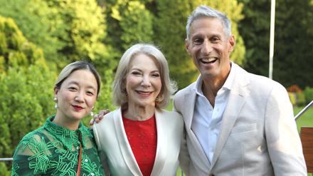 Verbunden durch Kunst. Künstlerin Christine Sun Kim, US-Botschafterin Amy Gutmann, Richard Perry aus Philadelphia, der bei der Auswahl geholfen hat.