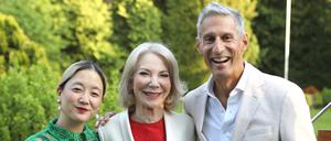 Verbunden durch Kunst. Künstlerin Christine Sun Kim, US-Botschafterin Amy Gutmann, Richard Perry aus Philadelphia, der bei der Auswahl geholfen hat.