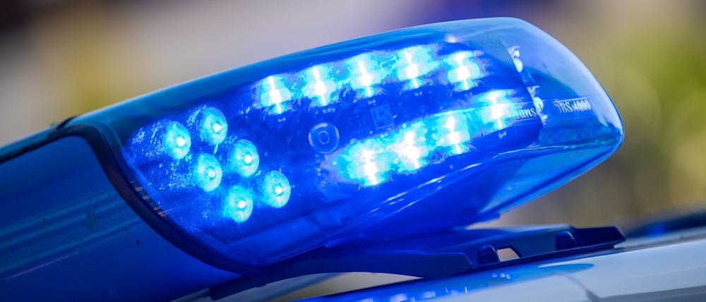 Ein Blaulicht ist auf dem Dach eines Polizeifahrzeugs zu sehen.