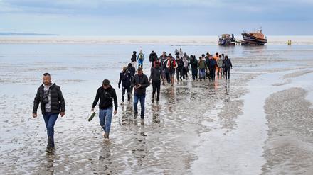 Eine Gruppe von Migranten geht an Land.