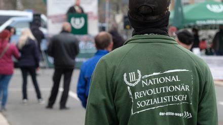Ein Teilnehmer einer Kundgebung der rechtsextremen Partei âÄûDer III. WegâÄú trÃ§gt eine Jacke mit der Aufschrift "National revolutionÃ§r sozialistisch". +++ dpa-Bildfunk +++