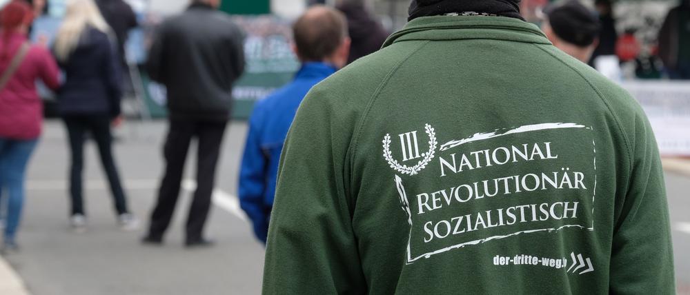Ein Teilnehmer einer Kundgebung der rechtsextremen Partei âÄûDer III. WegâÄú trçgt eine Jacke mit der Aufschrift "National revolutionçr sozialistisch". +++ dpa-Bildfunk +++