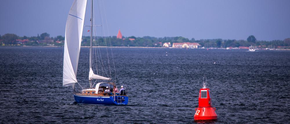 Das Segelboot ·Min Best· kreuzt in der Wismarbucht auf der Ostsee. Sonnig und mit Temperaturen bis zu 28 Grad zeigt sich das Wetter in Norddeutschland von seiner freundlichen Seite.