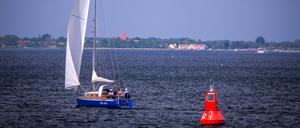 Das Segelboot ·Min Best· kreuzt in der Wismarbucht auf der Ostsee. Sonnig und mit Temperaturen bis zu 28 Grad zeigt sich das Wetter in Norddeutschland von seiner freundlichen Seite. 