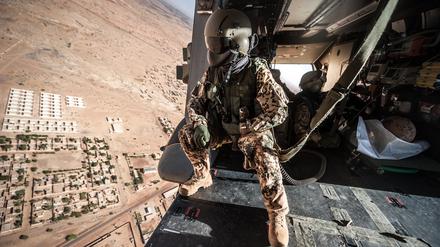 Ein Rettungsteam der Bundeswehr bei einer Übung mit einem Mehrzweckhubschrauber NH-90 MedEvac.