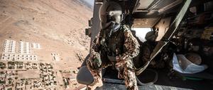 Ein Rettungsteam der Bundeswehr bei einer Übung mit einem Mehrzweckhubschrauber NH-90 MedEvac.
