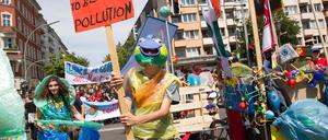 Beim Karneval der Kulturen zeigen die Jugendlichen von Street Univercity eine Demoperformance unter dem Motto “Hip-Hop Ecologism”. 