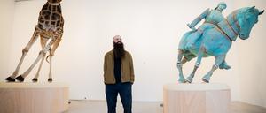 Der Künstler Julius von Bismarck in seiner neu eröffneten Ausstellung “When Platitudes Become Form“ in der Berlinischen Galerie.