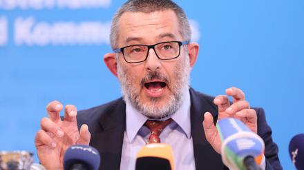 Der Präsident des Thüringer Landesamts für Verfassungsschutz, Stephan J. Kramer, warnt vor Gewalteskalationen drohten vom rechten wie linken Rand