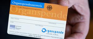 Nur wenige Menschen in Deutschland besitzen einen Organspendeausweis – gleichzeitig warten Tausende auf ein Spenderorgan.