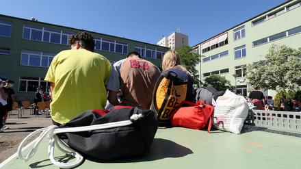 Die Voltaire-Schule in Potsdam: Hier verschiebt sich der Neubau der Turnhalle um zwei Jahre. 