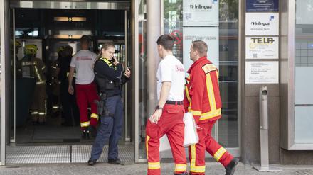Einsatzkräfte der Feuerwehr und der Polizei sind an einem Haus an der Kleiststraße im Einsatz.