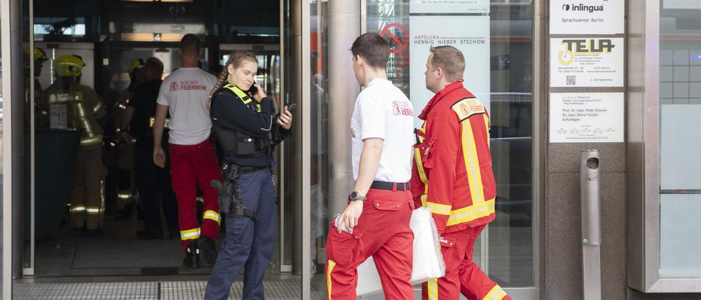 Einsatzkräfte der Feuerwehr und der Polizei sind an einem Haus an der Kleiststraße im Einsatz.