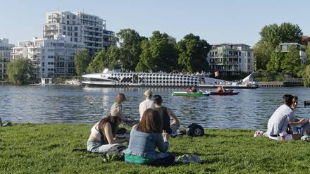Frühling in Berlin, Liegewiese im Treptower Park am Spreeufer, Moby dick Spreedampfer.