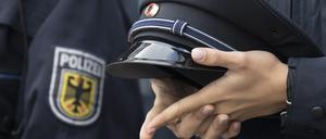 Eine junge Bundespolizistin hält bei der Vereidigungsfeier der Bundespolizeidirektion auf dem Flughafen Frankfurt ihre Mütze in den Händen. 