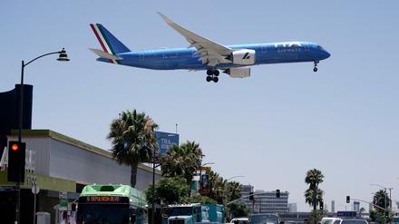 Ein Passagierflugzeug der italienischen ITA Airways setzt zur Landung auf dem internationalen Flughafen von Los Angeles an.