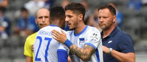 Das war’s. Stevan Jovetic (Mitte) wird Hertha BSC verlassen. Ob es für Trainer Pal Dardai (r.) weitergeht, entscheidet sich erst nach dem letzten Saisonspiel in Wolfsburg. 