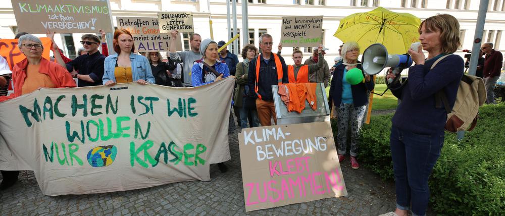 Sympathisanten der Letzten Generation protestierten am Justizzentrum in Potsdam gegen die Kriminalisierung der Klima-Aktivisten.