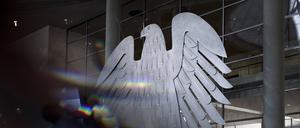Der Bundesadler im Plenarsaal des Bundestags