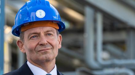 Volker Wissing (FDP), Bundesminister für Digitales und Verkehr, besucht die Großversuchsanlage für E-Fuel der TU Bergakademie Freiberg.