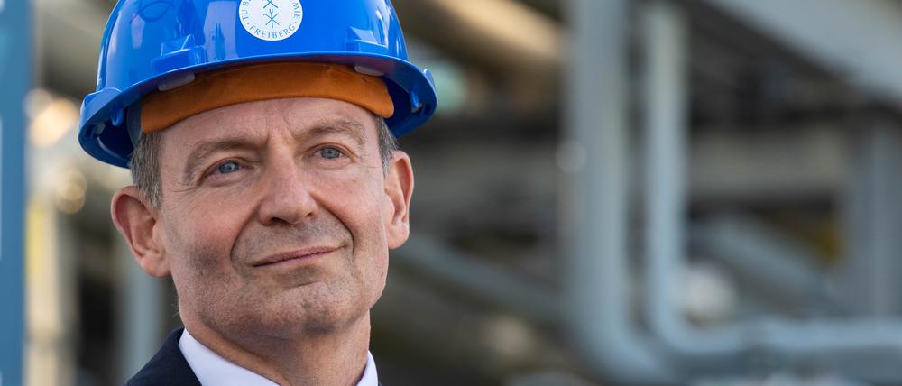 Volker Wissing (FDP), Bundesminister für Digitales und Verkehr, besucht die Großversuchsanlage für E-Fuel der TU Bergakademie Freiberg.