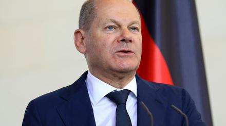 Der Bundeskanzler ließ die Umarmung dem Bericht zufolge geschehen.