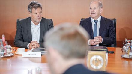 Ein Trio, das an einem Strang zieht? Bundeskanzler Olaf Scholz, Wirtschaftsminister Robert Habeck und (vorne) Finanzminister Christian Lindner.