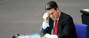 Hubertus Heil (SPD), Bundesminister für Arbeit und Soziales, sitzt während der Debatte im Plenum des Bundestags auf der Regierungsbank.