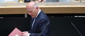 Kai Wegner (CDU), Regierender Bürgermeister in Berlin, verläßt während der Plenarsitzung des Berliner Abgeordnetenhauses, nach seiner ersten Regierungserklärung das Rednerpult. +++ dpa-Bildfunk +++