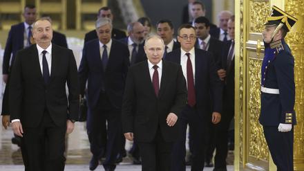 Ilham Alijew (l-r), Präsident von Aserbaidschan, Kassym-Schomart Tokajew, Präsident von Kasachstan, Nikol Paschinjan, Premierminister von Armenien, Wladimir Putin, Präsident von Russland, Sadyr Dschaparow, Präsident von Kirgistan und andere Beamte auf dem Weg zu einer Sitzung des Obersten Eurasischen Wirtschaftsrates im Kreml.
