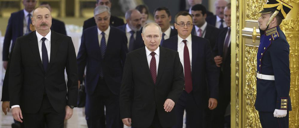 Ilham Alijew (l-r), Präsident von Aserbaidschan, Kassym-Schomart Tokajew, Präsident von Kasachstan, Nikol Paschinjan, Premierminister von Armenien, Wladimir Putin, Präsident von Russland, Sadyr Dschaparow, Präsident von Kirgistan und andere Beamte auf dem Weg zu einer Sitzung des Obersten Eurasischen Wirtschaftsrates im Kreml.