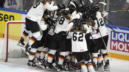 Hoch gesprungen. Das deutsche Team steht schon wieder im WM-Halbfinale.